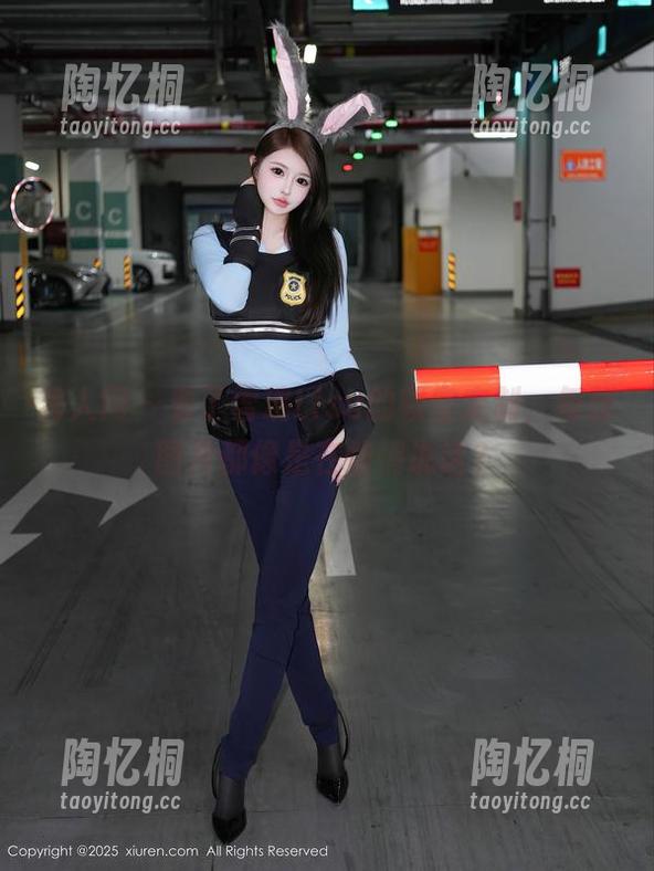 秀人网 - 看了雪瑞Lisa的镂空定制，每张图片都像是在悄悄说话？
