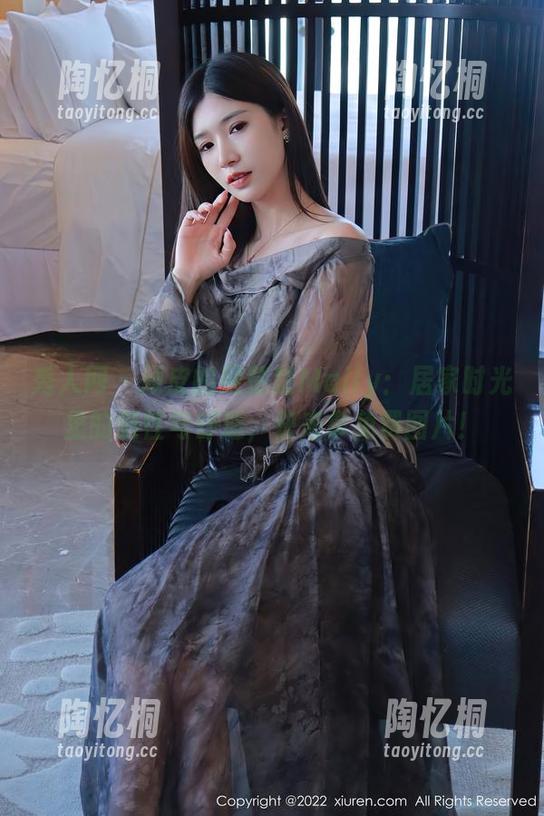 秀人网 - 顽皮的顾楚楚Maily：居家时光里的随性与舒适，快来拿免费图片！