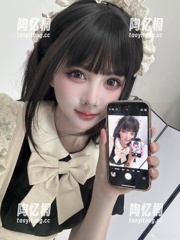 秋山AkI的写真图库：谁能想到‘mirror彩云’会让我想起周末的慵懒时光？