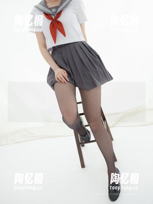 紧急企划 - 一只喵喵梓的黑丝制服写真大放送！让人停不下来的免费福利，快来看看吧！