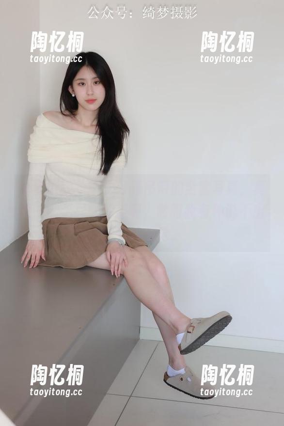 绮梦摄影 - 宁宁披着吊带的全套写真，真是…肆无忌惮的美啊，然而我有种说不出的微妙感觉。
