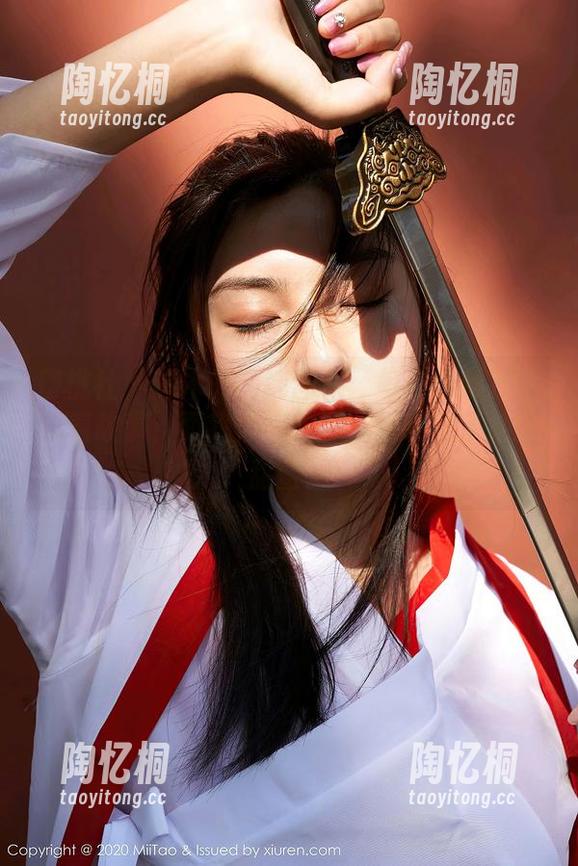 蜜桃社-铃木 蜜桃社 - 铃木的清纯图集:每一张都在诉说着故事,而我恰好在那儿偷听到了她的甜蜜。