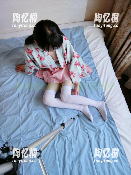 西尔酱的红裙图集，颜值与傲娇并存