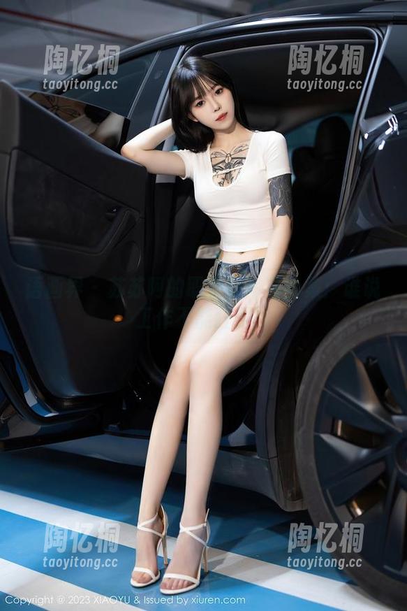 语画界-苏苏阿 语画界 - 苏苏阿的职业装写真合集:谁说工作不能狂野?