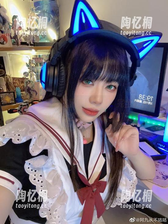 阿九从不咕咕校服套图更新，完全是神仙画风，我的心被这一身制服打动了！