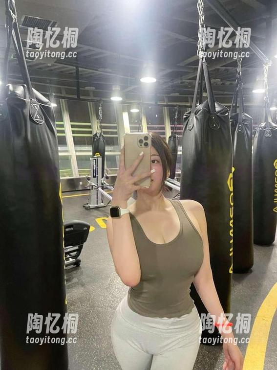 微密圈 - 雪怡妹纸丝袜图集：美得让人想变成腿控的全新理由
