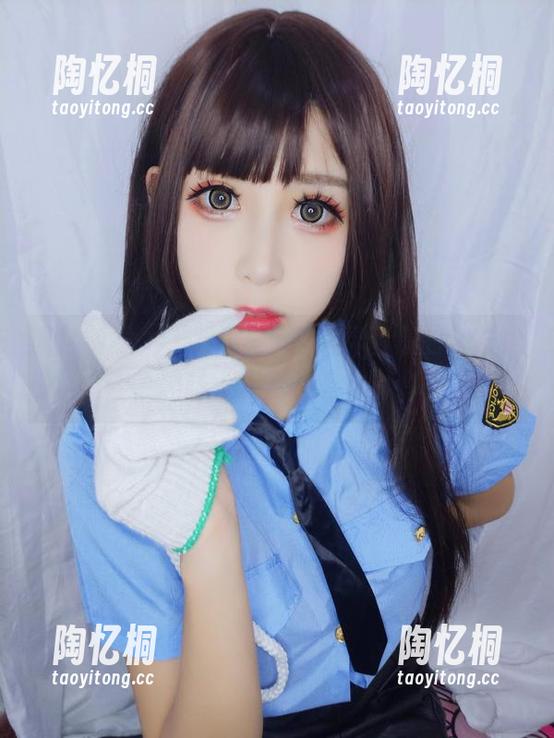 蓝色制服＋“雯粥粥”=免费图集的终极组合，趣味十足就是这么简单！