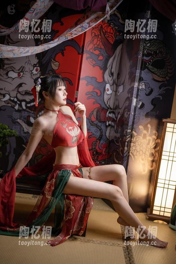 照片里的香草喵露露和她的‘杨枝甘露’绿色连衣裙，感觉就是浓缩的夏日，味道有点...怪？
