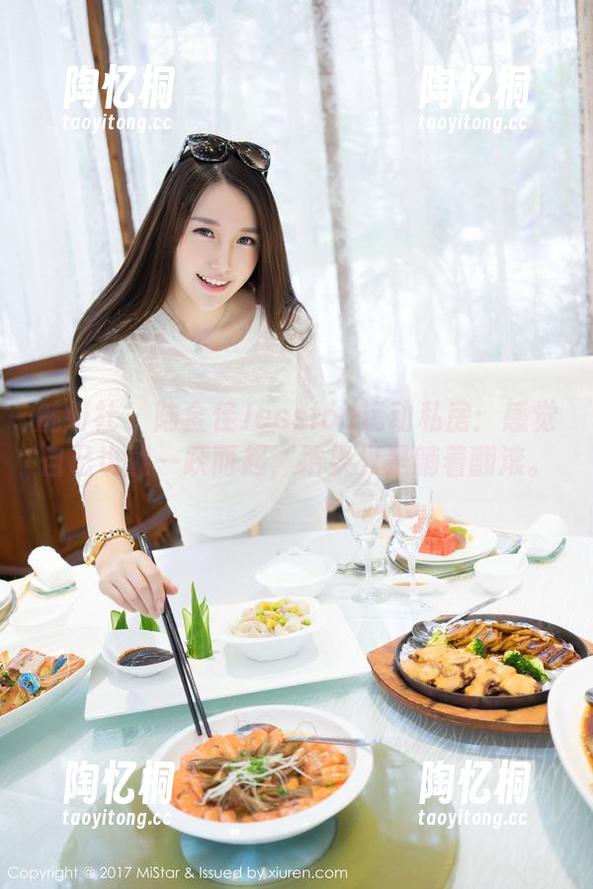魅妍社 - 陆金佳Jessica运动私房：感觉自己也能一跃而起，结果只是躺着翻滚。