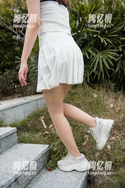 资源分享：魔镜街拍微胖牛仔短裙美女，逗乐与美丽的完美结合！