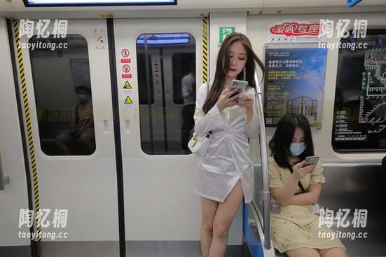 魔镜街拍 魔镜街拍:美腿美女精选写真,哪一双腿让你觉得人生就是如此不公?